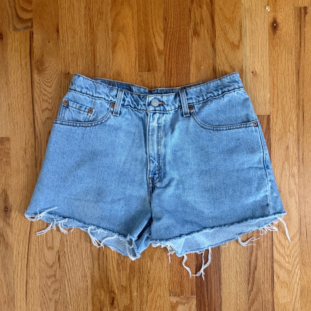 Vintage Levis Cutoff Denim Shorts High Rise Raw Hem Light Wash 30‎ Waist